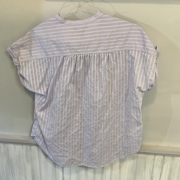 Gap women’s lavender shirt. Size small - Picture 4 of 5